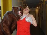 Sådant kunne det se ud, når Boand afværger et bjørneangreb