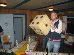 Terningen skal behandles med respekt og må aldrig kastes til en anden spiller